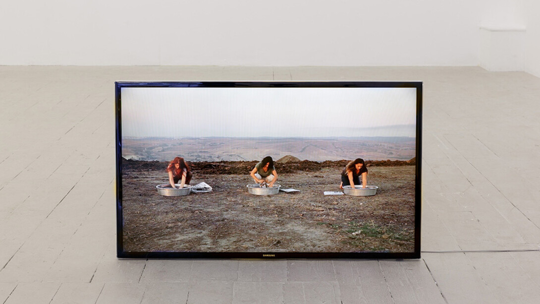 Fatma Bucak, Scouring the press, 2016, HD video, colour, sound, 9 min, 20
sec., originally produced by SAHA Association, Istanbul