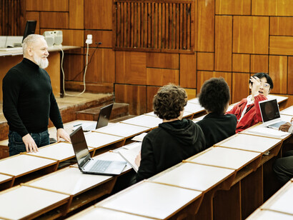 Professora de História em aula na universidade