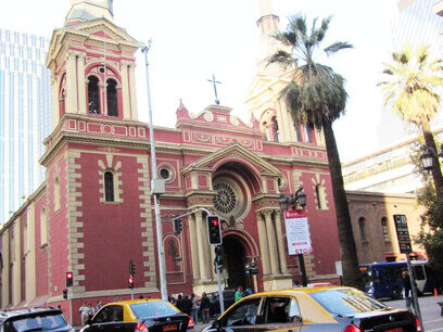 Mediante una suscripción mensual. De acuerdo con el plan contratado, el usuario puede intercambiar decenas de mensajes diarios con San Francisco de Asís. Basílica de la Merced, Santiago, Chile