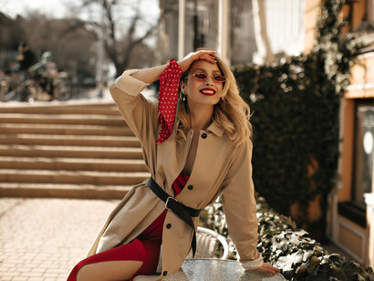 L'élégance et la joie de vivre se rencontrent dans chaque sourire, comme celui de cette femme raffinée