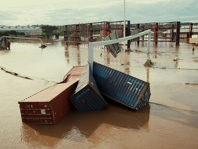 Una vista de contenedores de envío que fueron arrastrados después de que las fuertes lluvias causaran inundaciones en Durban, Sudáfrica, el 12 de abril de 2022