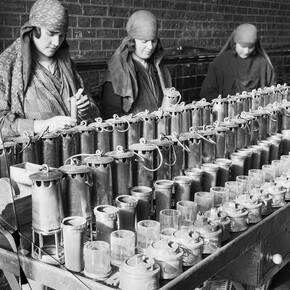 François Kollar, Mineurs. Nettoyage des lampes. Société des mines de Lens. Lens (Pas-de-Calais)
1931-1934, Épreuve gélatino-argentique, tirage d‘époque, 18 x 24 cm. Bibliothèque Forney. Ville de Paris. © François Kollar / Bibliothèque Forney / Roger-Viollet