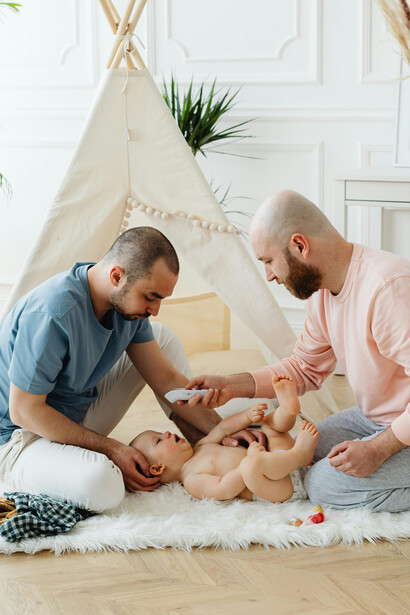 Pais e mães frequentemente compartilham orgulhosamente os marcos dos filhos nas redes sociais, evidenciando o valor emocional e pessoal de cada conquista