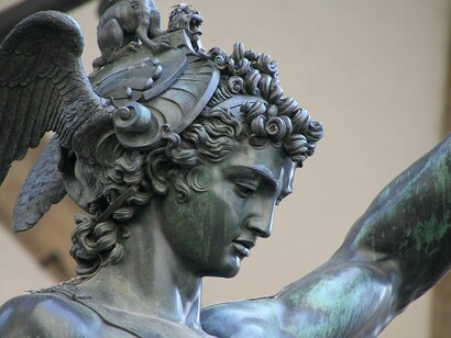 Perseo con la testa di Medusa di Benevento Cellini, dettaglio del volto e dell'elmo, Firenze, Italia
