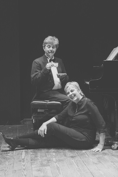 Gli spiritosi Maria Cassi e Leonardo Brizzi. La musica è fondamentale per l’attrice che ha collaborato con star del pianoforte come Andrea Lucchesini e le sorelle Labéque © Leonardo Giannini