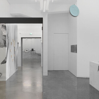 Ausstellungsansicht „Exhibit Model Four – plus invited guests”, Foto: Jens Ziehe