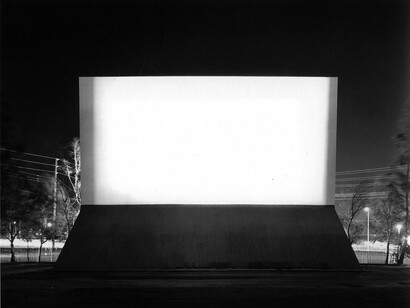 Hiroshi Sugimoto, “Winnetika Drive In, Paramount”, 1993, b/w photograph, cm 50,8 x 61. Courtesy the artist and Studio Guenzani Milano