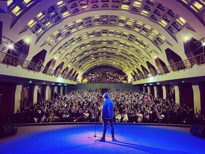 Angelo Duro durante uno spettacolo