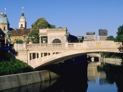 Liubliana, Eslovenia. Puente sobre el río en el centro de la ciudad