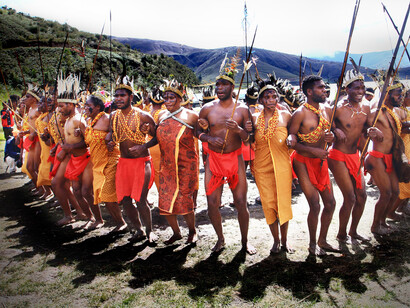 La tecnología ha dejado de ser herramienta para convertirse en atmósfera; la inteligencia artificial ha infiltrado decisiones, ritmos, estructuras. «Tari Tumbu Tanah» es una danza tradicional de Indonesia, originaria  del pueblo nias de Sumatra Septentrional