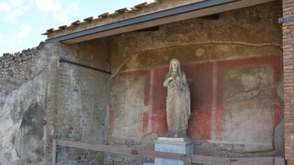 Statua della Concordia Augusta presso l'"Edificio di Eumachia", regio VII, insula 9, Pompei, Italia