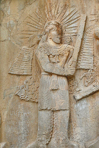 El dios Mithra en un relieve rocoso de Shapour II y Mithra en Taq-e Bustan, Kermanshah, Irán