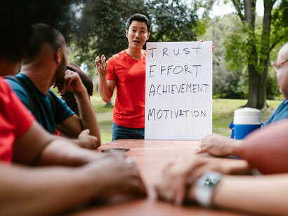 Exploration du lien entre les valeurs partagées et la pérennité de la collaboration au sein d'une organisation, en mettant en avant l'importance pour un leader d'incarner ces valeurs.