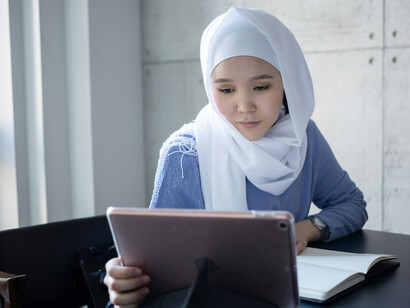 Desafios e recomendações para as escolas e políticas públicas promoverem um ambiente educacional que fortaleça a autoimagem e bem-estar dos estudantes