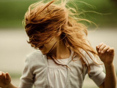 Una mujer en la que me fijé desde la llegada, colorina
