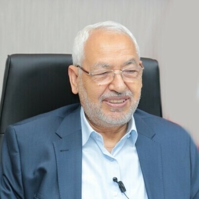 Rached Ghannouchi, fondateur et leader historique d'Ennahda, figure clé de la transition démocratique en Tunisie. Il a été arrêté en avril 2023 pour terrorisme et complot contre la sûreté de l'État. Les autorités ont ordonné son placement en détention préventive