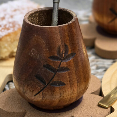 Pienso tomármelo con calma, no hay nada que pueda hacer. Voy a la cocina para renovar el mate, pongo la pava, cambio la yerba