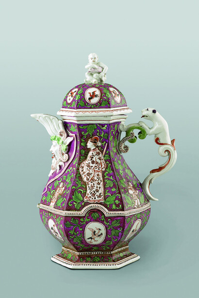 Manifattura Du Paquier, Vienna
Caffettiera
1725 circa
porcellana dipinta in policromia e argentatata
The Princely Collections, Vaduz–Vienna. LIECHTENSTEIN
