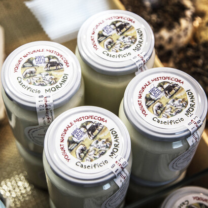 Yogurt naturale misto pecora del Caseificio Morandi a Borgoforte di Anguillara Veneta
