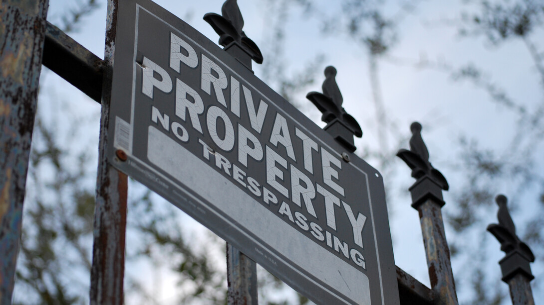 La única manera de acabar con el depredador sistema capitalista es acabar con la propiedad privada, antes de que ella acabe con nosotros