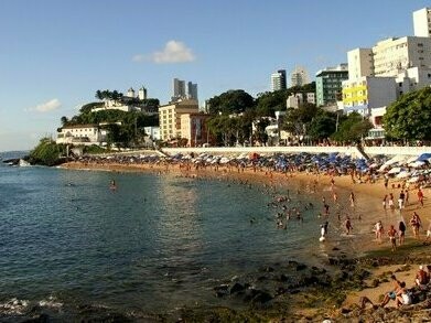 Praia do Porto da Barra, em Salvador, Bahia, Brasil. Sabemos de todos os grandes encantos que Salvador nos apresenta, a história, a cultura, a culinária, seu povo. Por outro lado, às vezes, o visitante, mesmo o soteropolitano, não se dá conta nem reconhece o valor das pequenas belezas, tais como: o vendedor de cafezinho com seu colorido carrinho pela cidade; os vendedores ambulantes nas praias, desde o tradicional picolé Capelinha ao suspeito queijo coalho

