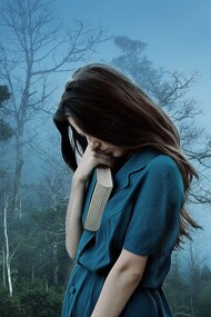 Ragazza adolescente abbraccia un libro