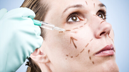 Violencia estética. Una mujer preparando su cara para una operación de cirugía estética