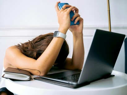 Entre tarefas no computador e interrupções constantes no telemóvel, a dificuldade de manter o foco revela como a dispersão digital afeta a produtividade e enfraquece a profundidade do pensamento