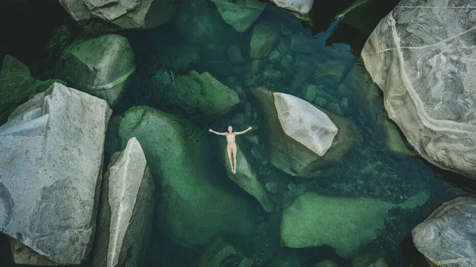 Stella de Mont, Cradled (detail), 2025. Courtesy of Benrubi Gallery