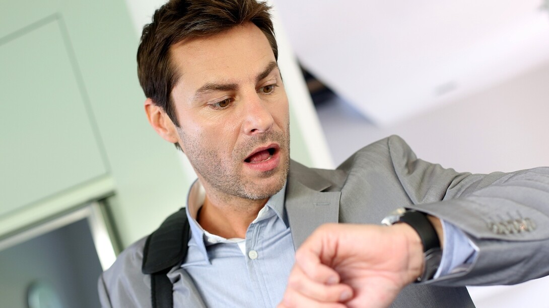Un trabajador mirando su reloj