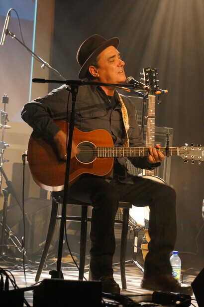 Florent Vollant performing at Mundial Montreal 2015. Photo: Catalina Maria Johnson