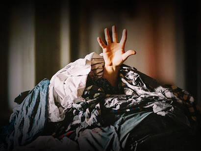 Una mano se asoma por una montaña de ropa. Todos sabemos que lo mejor es reducir nuestro consumo, pero no siempre es tan sencillo