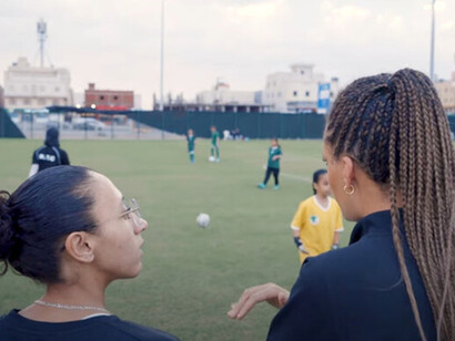 Por todos es conocido que el país no es el paraíso de la igualdad entre hombres y mujeres ni de la libertad de prensa. Formación de entrenadoras mientras se entrenan a las jugadoras. Riyadh, Arabia Saudi 