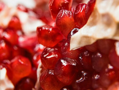 Sementes de romã. É muita responsabilidade, que fardo mais pesado tanta coisa em cima de mim... em torno de mim, do meu nome, da minha energia... Preciso de ajuda. Não bastasse tudo isso, ainda por cima sou fruto e sou substantivo feminino, aiminhadeusa, eu só quero estar em paz. Por que justo a mim me coube ser eu?
