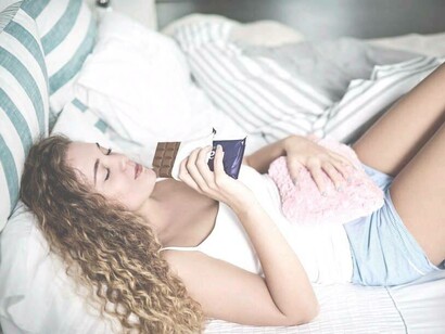 Donna con le mestruazioni: a volte al ciclo nelle donne corrisponde una voglia di pietanze dolci