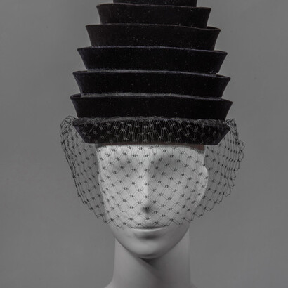 Toque, 1957 circa. Acquisizione: dono Licia Campolmi Frediani.
