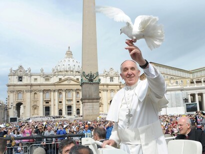 El Papa Francisco libera una paloma en la plaza de San Pedro