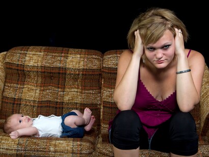 Madre con síntomas de depresión post-parto