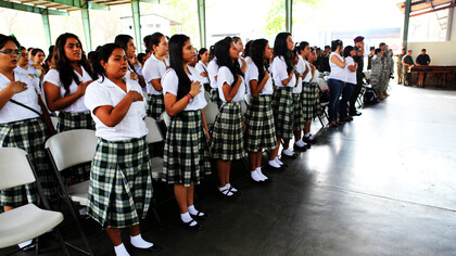 Estudiantes guatemaltecas formadas para entonar el himno nacional de Guatemala en Zapaca, 2014
