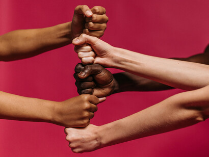 A ética da alteridade nos convida a olhar para o outro com empatia e respeito, valorizando as diferenças e incentivando o diálogo e a partilha para além do próprio benefício