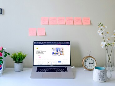 Molti autori utilizzano questi strumenti per generare idee, migliorare lo stile o velocizzare il processo di scrittura