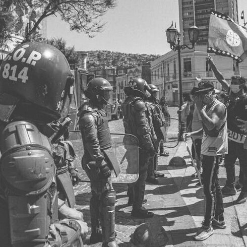 El último estallido social en Chile en el año 2019 es un buen puntapié para preguntarse qué tan conscientes, críticos y autocríticos somos, o podemos ser, del régimen político en el que vivimos