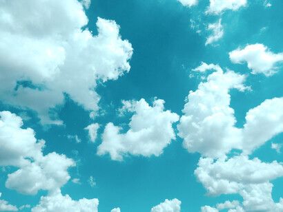 Nubes copan un cielo celeste