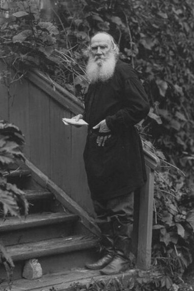 Tolstoj esplora il contrasto tra amore romantico e desiderio carnale, mettendo in discussione la moralità della società del tempo