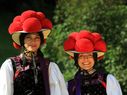 Na região da Floresta Negra, no sudoeste da Alemanha, as mulheres também usavam pompons nos seus chapéus, em uma tradição que começou no ano de 1750