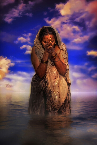 India – Donna compie le abluzioni mattutine nel fiume Gange a Varanasi