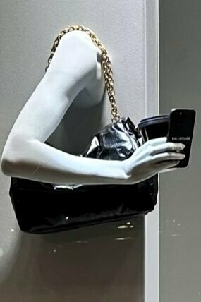 Carteras Balenciaga en exhibición