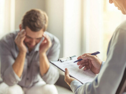 La relazione terapeutica si colloca nello spazio di dolore sordo e muto perché non trova le parole per potersi dire e per chiedere aiuto 