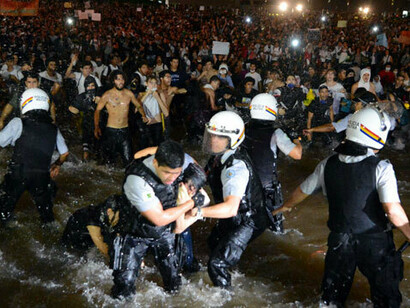 Manifestantes em conflito com a polícia