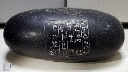 Mina Peso del valore di 5 mine, rinvenuto a Lagash. La mina (in greco μνᾶ mna, latino mina) era un'antica unità di misura.Esistevano sia la mina babilonese sia la mina ebraica, circa III millennio a.C. Museo del Louvre, Francia